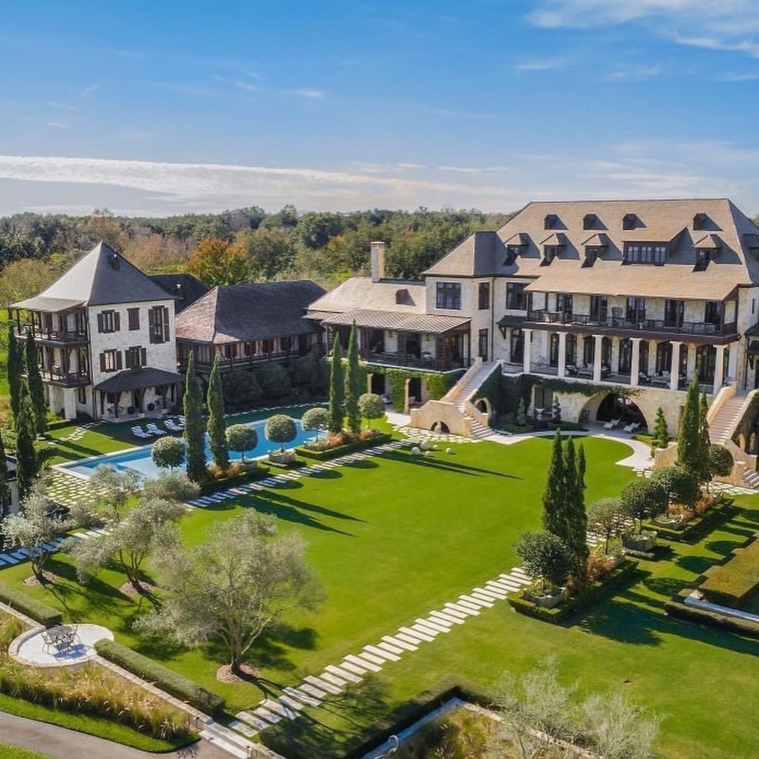 Inside a brand new $6,200,000 Virginia home with an incredible design listed by @pocketlisting.io 😍⁠